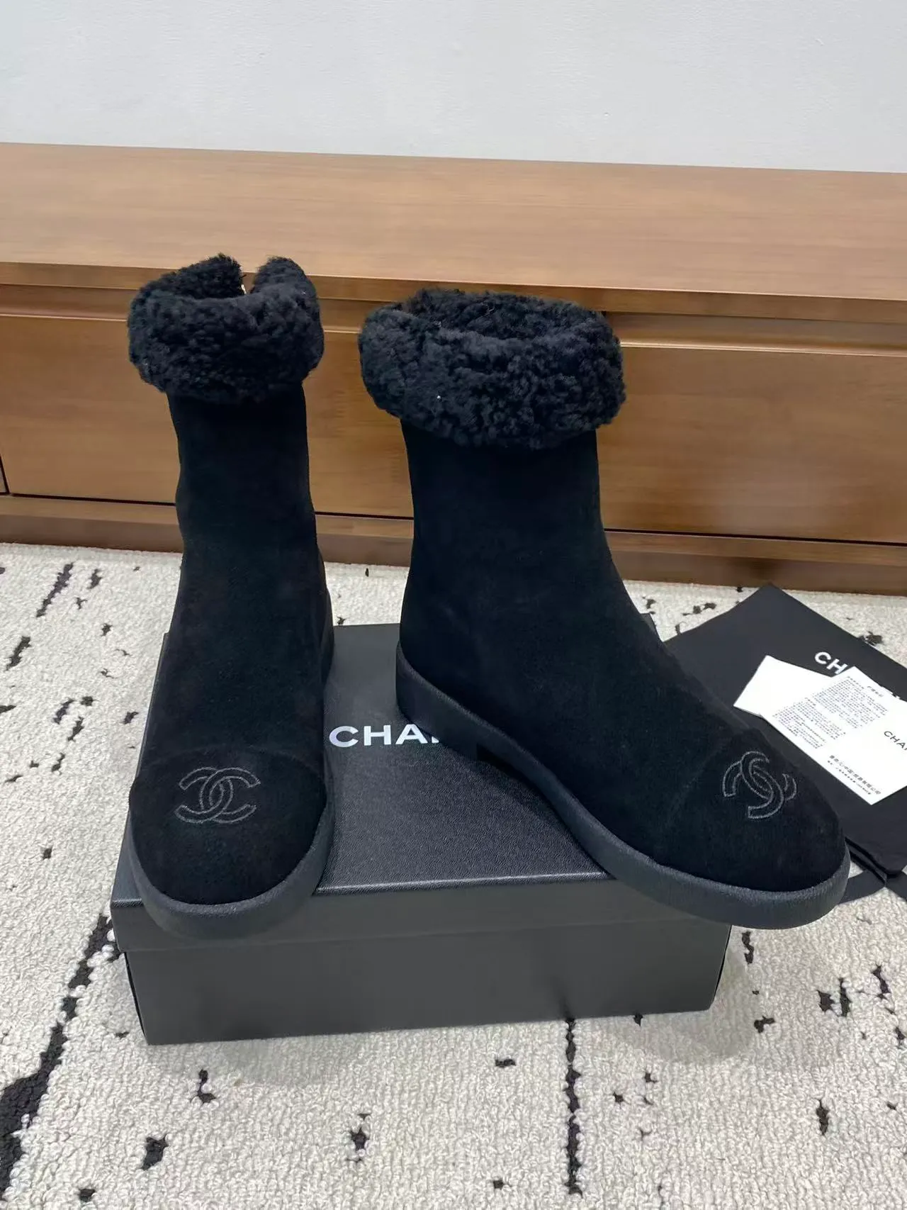 👟👟Ex-factory price 700👟👟 🍀Chanel 2025 autumn and winter furry snow boots. Chanel new autumn and winter genuine wool slippers and boots. Xiaoxiang’s 2025 autumn and winter most beautiful snow boots. Classic, beautiful and warm snow boots❤️Super warm! It's enough to have it this winter, it's really beautiful and fairy~ Materials and craftsmanship: The upper is made of custom sheepskin/wool/sheepskin, and the inner pads are all made of wool. It feels very soft and comfortable! The sole is the original TPU outsole Size: 35-39 (40.41 customized, non-refundable)